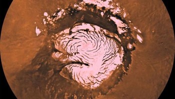 Kutub Utara dan Selatan: Sama seperti di Bumi, Mars juga punya Kutub Utara dan Selatan yang sangat dingin. Beberapa wahana antariksa sudah menelitinya. Pada musim dingin, menurut NASA, temperatur di dekat kedua kawasan itu begitu dingin sehingga karbondioksida berkondensasai dari atmosfer menjadi es. Foto: NASA