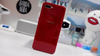 Bagian belakangnya dibuat memgkilap seperti kaca. Foto: Adi Fida Rahman/detikINET