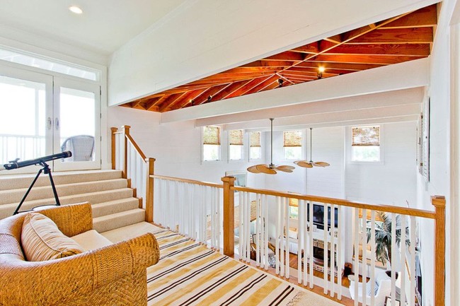 Terdapat pula lantai mezzanine untuk melihat pemandangan pantai. Terdapat teleskop jika ingin melihat lumba-lumba berenang dari jauh. Foto: dok. The Sun