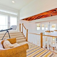 Terdapat pula lantai mezzanine untuk melihat pemandangan pantai. Terdapat teleskop jika ingin melihat lumba-lumba berenang dari jauh. Foto: dok. The Sun