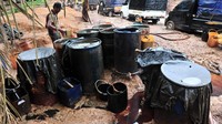 Minyak mentah dikumpulkan di drum. Antara Foto/Wahdi Septiawan.