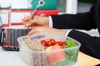 Bekerja Terlalu Serius Bikin Orang Lebih Sering Makan dan Cepat Gemuk