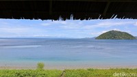 Pulau Bacan kaya akan keindahan alamnya yang eksotis dan mempesona. Salah satunya adalah Pantai Tawa di Kecamatan Bacan Timur, Halmahera Selatan, Maluku Utara.