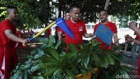 Pohon yang mulai rimbun juga dipangkas untuk mengantisipasi tumbang.