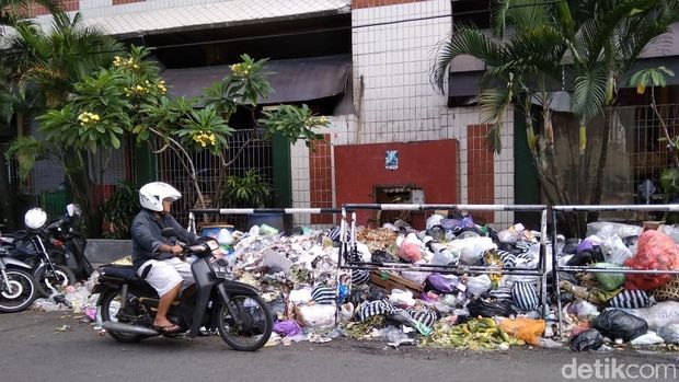 Tumpukan sampah di selatan pasar Beringharjo