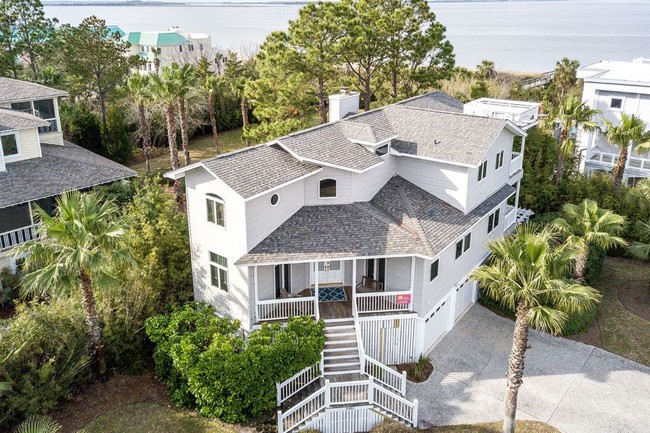 Rumah Sandra Bullock di Savannah, Georgia, berada di dekat pantai dan merupakan salah satu properti termahal di kawasan Tybee Island. Dibuka dengan harga 4,9 juta poundsterling atau Rp 92 miliar, pembeli bisa mendapatkan rumah lengkap dengan isinya. Foto: dok. The Sun