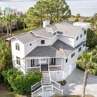 Rumah Sandra Bullock di Savannah, Georgia, berada di dekat pantai dan merupakan salah satu properti termahal di kawasan Tybee Island. Dibuka dengan harga 4,9 juta poundsterling atau Rp 92 miliar, pembeli bisa mendapatkan rumah lengkap dengan isinya. Foto: dok. The Sun