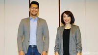 Moderator debat Retno Pinasti dan Zulfikar Naghi berfoto bersama saat penandatanganan pakta integritas.