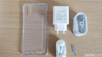 Huawei membekali casing transparan, pin eject untuk membuka SIM card tray, charger beserta kabelnya dan earphone. Foto: Rachmatunnisa/detikcom