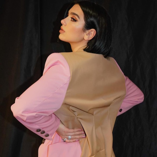 Pink tampaknya menjadi warna favorit One Kiss ini. Beberapa kali ia tampil dibalut setelan dalam nuansa pink pastel. Foto: Instagram @dualipa