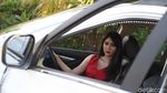 Tatapan Menggoda Model Wanita di SUV China