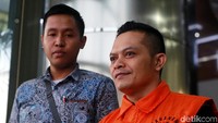 Tiba di Gedung KPK, Tubagus Cepy Sethiady terlihat senyum-senyum aja.