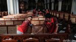 Giliran Gereja Katedral yang Dibersihkan Anggota CPNS