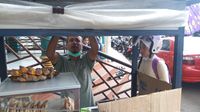Ayo Jajan Kue Leker Gerobak Pak Ahmad yang Kriuk Legit!