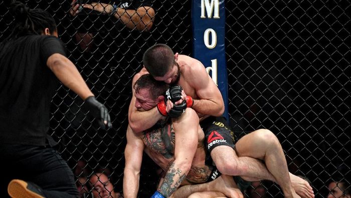 Khabib Nurmagomedov saat mengalahkan Conor McGregor (Stephen R. Sylvanie-USA TODAY Sports)