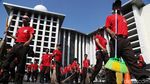Aksi Napi Bersih-bersih Masjid Istiqlal