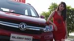 Tatapan Menggoda Model Wanita di SUV China