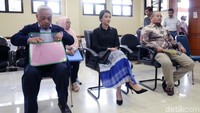Namun hingga persidangan di mulai, Atalarik Syah tak kunjung datang. Pool/Ismail/detikFoto.