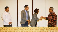 Penandatanganan pakta integritas ini merupakan bentuk komitmen menjaga independensi dan integritas debat.