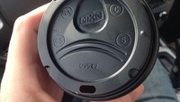 Hidung sering terkena tutup gelas kopi? Penemuan tutup gelas kopi ini, dilengkapi dengan tempat kecil agar hidung Anda tidak membentur tutup gelas. Foto: Istimewa