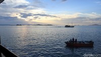 Pulau Kalong merupakan salah satu atraksi wisata di Labuan Bajo. Melihat senja dari atas kapal berlatar pulaunya, begitu indah! (Randy/detikcom)