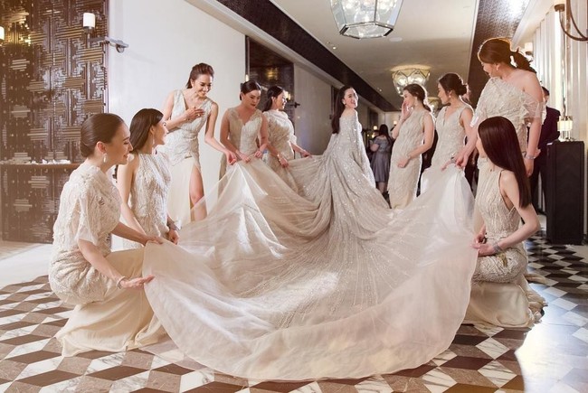 Tampak putri Thaksin, Paetongtarn Shinawatra, memakai gaun pengantin megah dengan ekor yang menyapu lantai. Gaun pengantinnya itu merupakan rancangan couture desainer dunia Elie Saab yang harganya bisa mencapai ratusan juta rupiah. Foto: Instagram @ingshin21