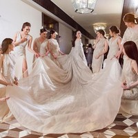 Tampak putri Thaksin, Paetongtarn Shinawatra, memakai gaun pengantin megah dengan ekor yang menyapu lantai. Gaun pengantinnya itu merupakan rancangan couture desainer dunia Elie Saab yang harganya bisa mencapai ratusan juta rupiah. Foto: Instagram @ingshin21