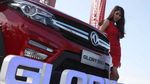 Tatapan Menggoda Model Wanita di SUV China