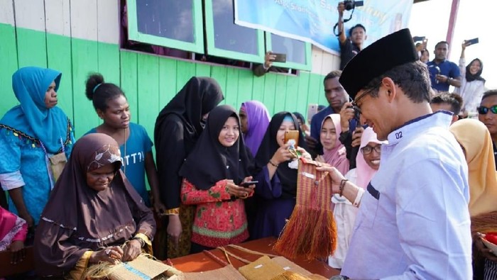 Guru Honorer Curhat, Sandiaga Ungkit Kontrak Politik