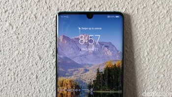 Kamera belakangnya terdiri dari  40 MP 27mm f/1.6 aperture + 20 MP 16mm ultrawide sensor, f/2.2 + 8 MP 5x optical periscope prism f/3.4 + Huawei TOF (time-of-flight). Sedangkan kamera depannya menggunakan sensor 32 MP f/2.0. Foto: Rachmatunnisa/detikcom