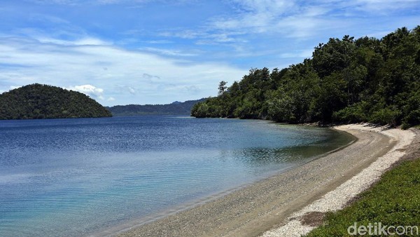 Unik! Ada Sumber Air Panas di Pantai Tawa Pulau Bacan