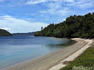 Unik! Ada Sumber Air Panas di Pantai Tawa Pulau Bacan