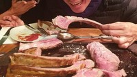 Meski tak bertemu Salt Bae, artis Indonesia Baim Wong dan Paula Verhoeven juga mampir ke Nusr-Et Steakhouse di Turki. Pasangan ini sempat mencicip steak andalan Salt Bae dan baklava. Foto: Istimewa