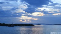 Jelang sore hari, traveler bisa melihat kawanan kalong yang bergerak dari pulau ke langit lepas (Randy/detikcom)