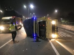 Truk Terbalik di Tol Arah Cawang Jaktim, Lalu Lintas Padat 1 Km