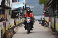 Terombang di Lautan dan Menerobos Hutan, Kisah Mantri BRI Bikin Haru