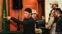 Hercules terlihat menunjuk-nunjuk usai divonis majelis hakim.