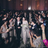 Mantan perdana menteri Thailand, Thaksin Shinawatra yang berstatus buronan kasus korupsi menggelar pernikahan mewah putrinya, Paetongtarn Shinawatra, di Hong Kong, Jumat (22/3/2019). Pernikahan itu digelar di Rosewood Hotel, Hong Kong, yang baru saja buka pada pertengahan Maret 2019. Hotel mewah tersebut memiliki pemandangan langsung ke Victoria Harbour. Foto: Instagram @ingshin21