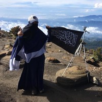 Agar tetap nyaman saat mendaki gunung, Deffi memilih busana berbahan kaos yang antibakteri. Ia pun membuat rok celana khusus agar lebih leluasa bergerak. Foto: Instagram/deffi_zulkarnaen