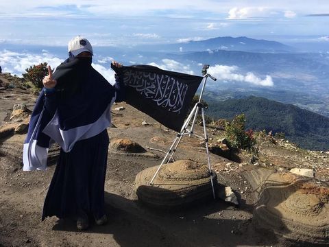 Kisah Hijabers Berbisnis Busana Syari Dari Hobi Naik Gunung Pakai Cadar