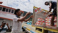 Di Pelabuhan Babang diketahui setiap hari ada pelayaran menuju Ternate. Selain kapal penumpang, ada pula kapal barang, yakni kapal kontainer yang berlayar dari surabaya, makassar, bitung, atau manado.