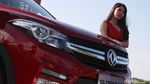 Tatapan Menggoda Model Wanita di SUV China