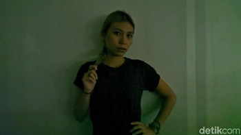 detikINET mencoba memotret di ruangan tanpa lampu. Foto 13 ini hasil kamera Pixel 3 atau Huawei P30? Foto: Adi Fida Rahman/detikINET