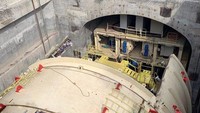 Total bobot yang dimiliki TBM KCJB sebesar 3.649 ton dengan diameter 13,19 meter dan panjang yang mencapai 105 meter menjadikannya sebagai alat bor terbesar yang pernah ada di Indonesia. Sebelumnya, penggunaan TBM dengan diameter 6,64 meter dan panjang 90 meter telah berhasil menghubungkan jalur underground MRT Jakarta Fase I yang kini telah resmi beroperasi. Pool/PT Wijaya Karya.