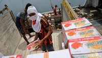 Selain itu, rute pelayaran yang menuju ke Halmahera Selatan, tak selalu langsung, seperti salah satunya adalah rute pelayaran dari Surabaya yang harus singgah ke Makassar dulu atau Tobelo.  