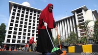 Jalan masuk dan halaman masjid disapu agar tetap bersih.