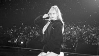 Namun ada salah satu netizen yang berkomentar aneh pada foto Lisa yang berpose dengan dua jari. Dok. Instagram/lalalalisa_m