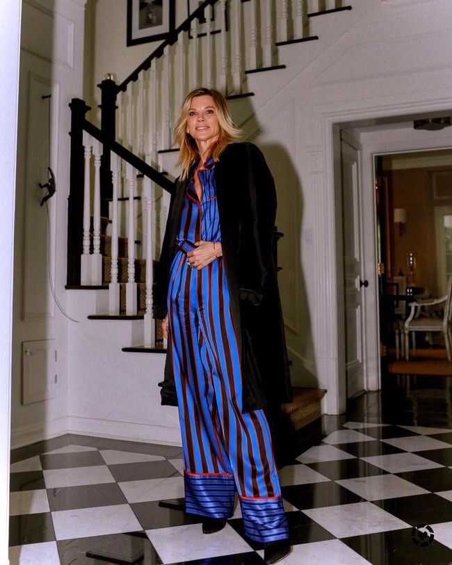 Tampil dengan busana seperti piyama, Janet tetap terlihat stylish dengan padanan coat hitam.  Foto: Instagram @janetgunngratefulgardenia