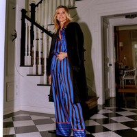 Tampil dengan busana seperti piyama, Janet tetap terlihat stylish dengan padanan coat hitam.  Foto: Instagram @janetgunngratefulgardenia