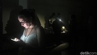 Parahnya pemadaman listrik yang terjadi di Venezuela membuat warga bergantung pada penerangan ponsel maupun perangkat elektronik lainnya. Reuters/Carlos Garcia Rawlins.